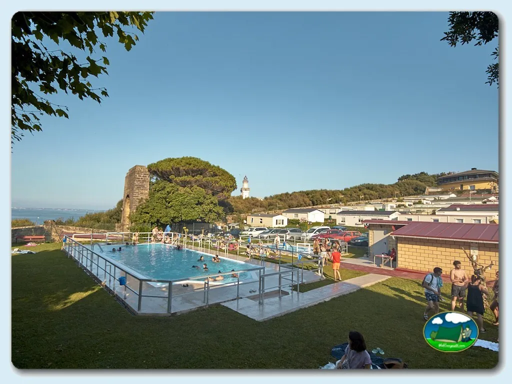 Piscina junto al mar con vistas a ruinas históricas del Camping Faro de Higuer, Hondarribia (Gipuzkoa)