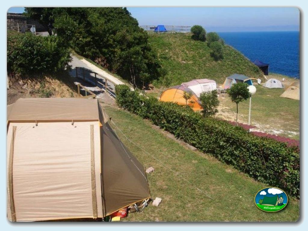 Camping Faro De Higuer en Hondarribia, informacion instalaciones, alojamientos y servicios