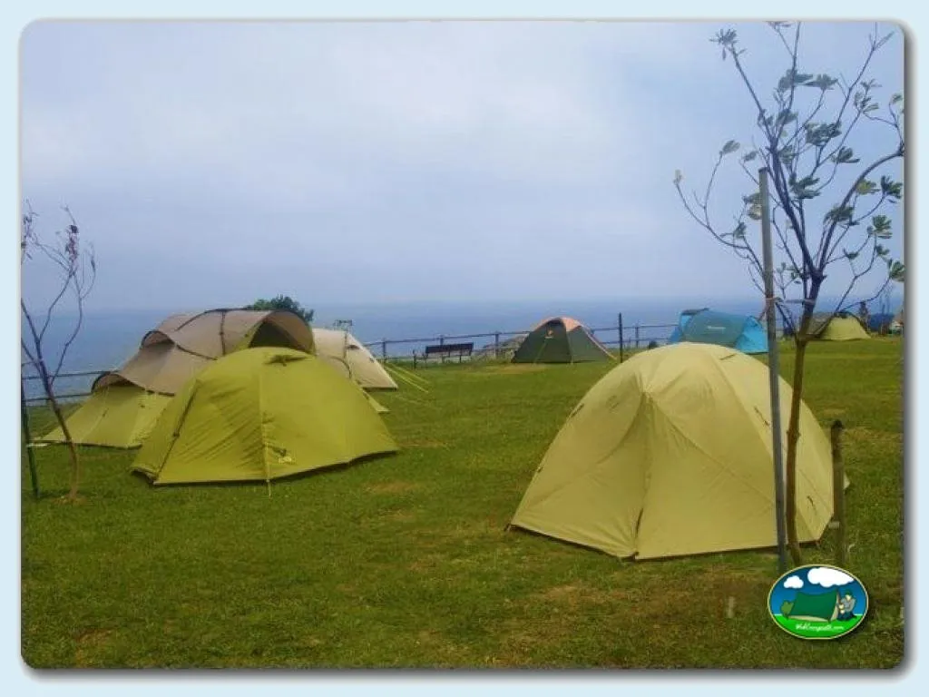 Tiendas de acampada junto al mar con vistas al océano del Camping Faro de Higuer, Hondarribia (Gipuzkoa)
