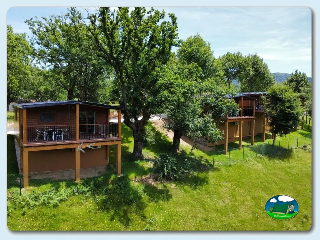 Glamping cabañas elevadas con vistas a la montaña del Camping Ariztigain, Sunbilla (Navarra)
