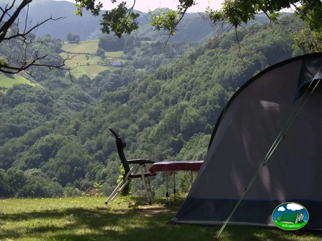 Tienda de acampada con vistas a la montaña del Camping Ariztigain, Sunbilla (Navarra)