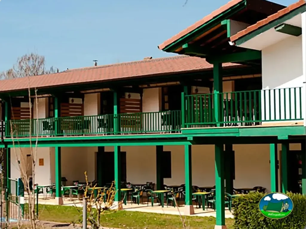 Bungalow con terraza y zona común cubierta del Camping Baztán, Erraztu (Navarra)