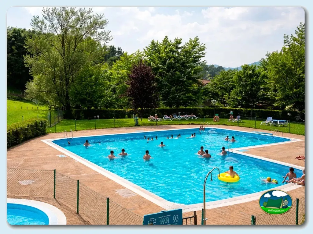 Piscina con vistas a la montaña del Camping Baztán, Erraztu (Navarra)