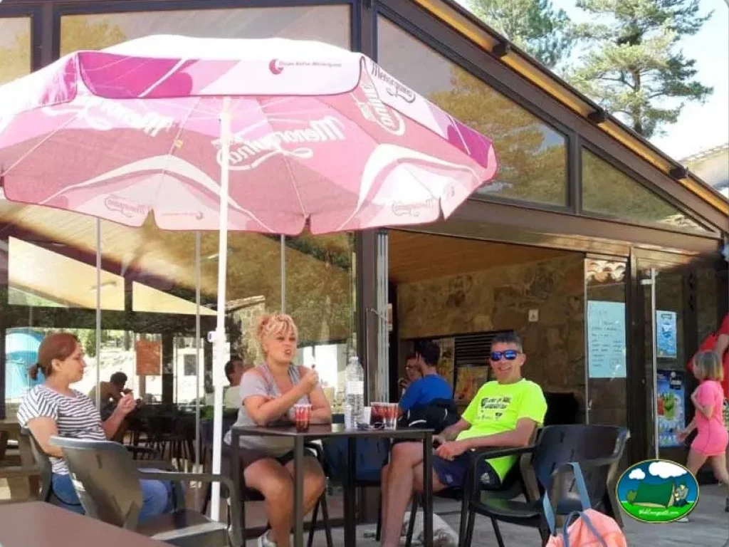 Bar con terraza sombreada del Camping Pigalo, Luesia (Zaragoza)