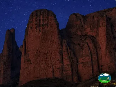 Montaña con formaciones rocosas y cielo estrellado nocturno del Camping Armalygal, Murillo de Gallego (Zaragoza)