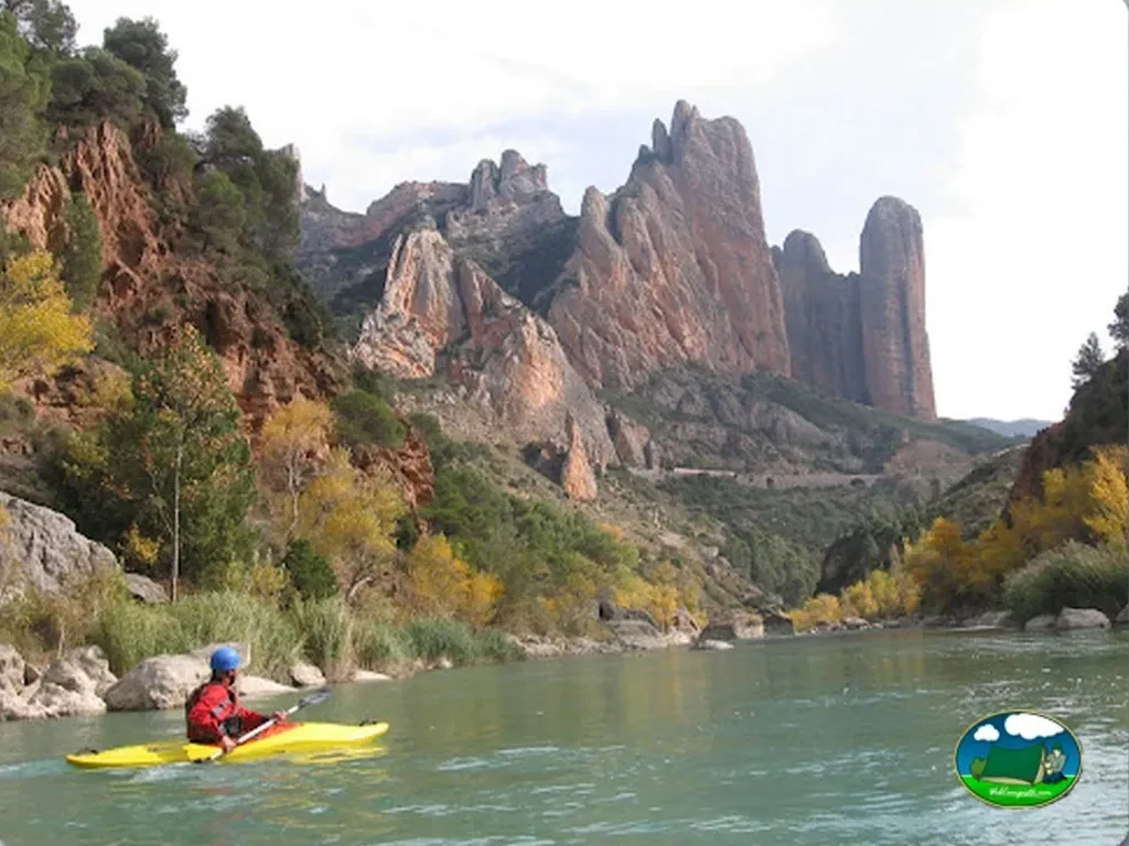 Río con vistas a la montaña, piragüismo del Camping Armalygal, Murillo de Gallego (Zaragoza)