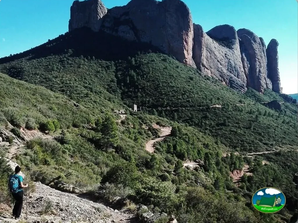 Montaña con formaciones rocosas y sendero del Camping Armalygal, Murillo de Gallego (Zaragoza)