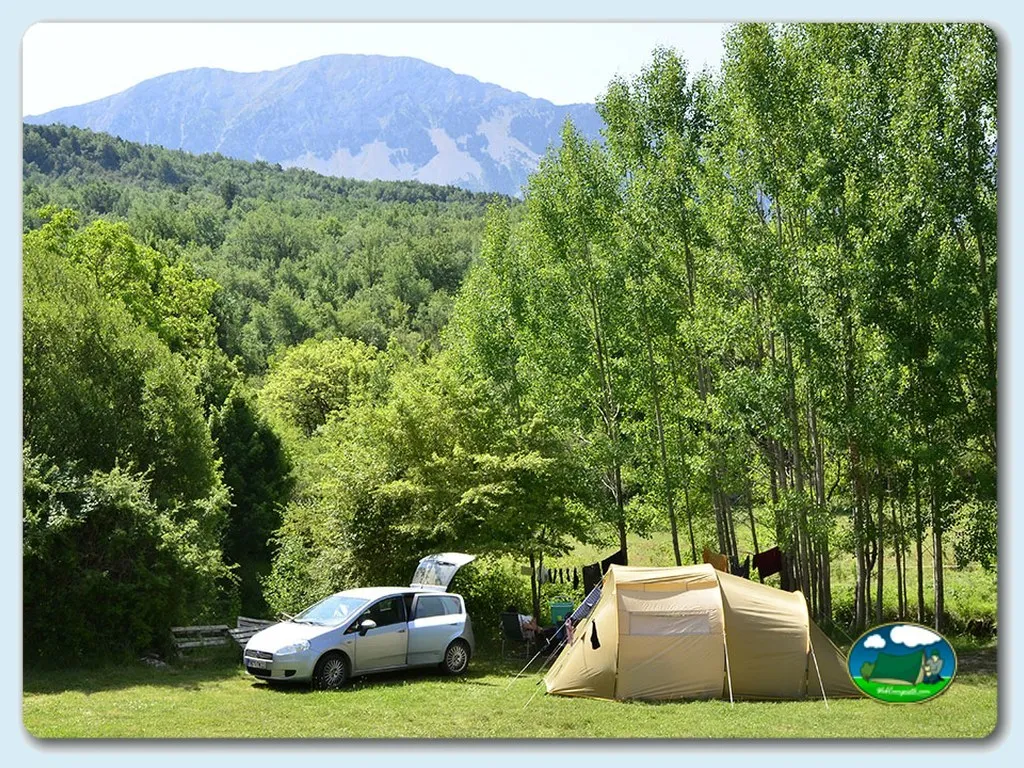 Parcela con tienda de acampada y vistas a la montaña del Camping Valle de Nocito, Nocito (Huesca)