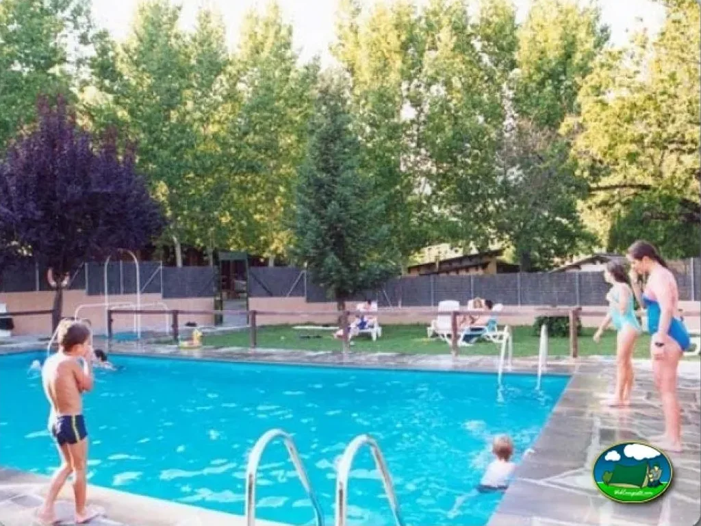 Piscina y parque infantil con vistas a la montaña del Camping El Jabalí Blanco, Fiscal (Huesca)