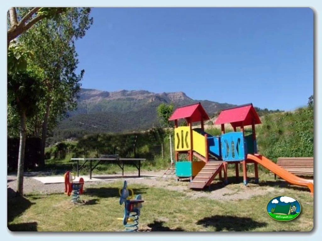 Parque infantil con vistas a la montaña del Camping El Jabalí Blanco, Fiscal (Huesca)