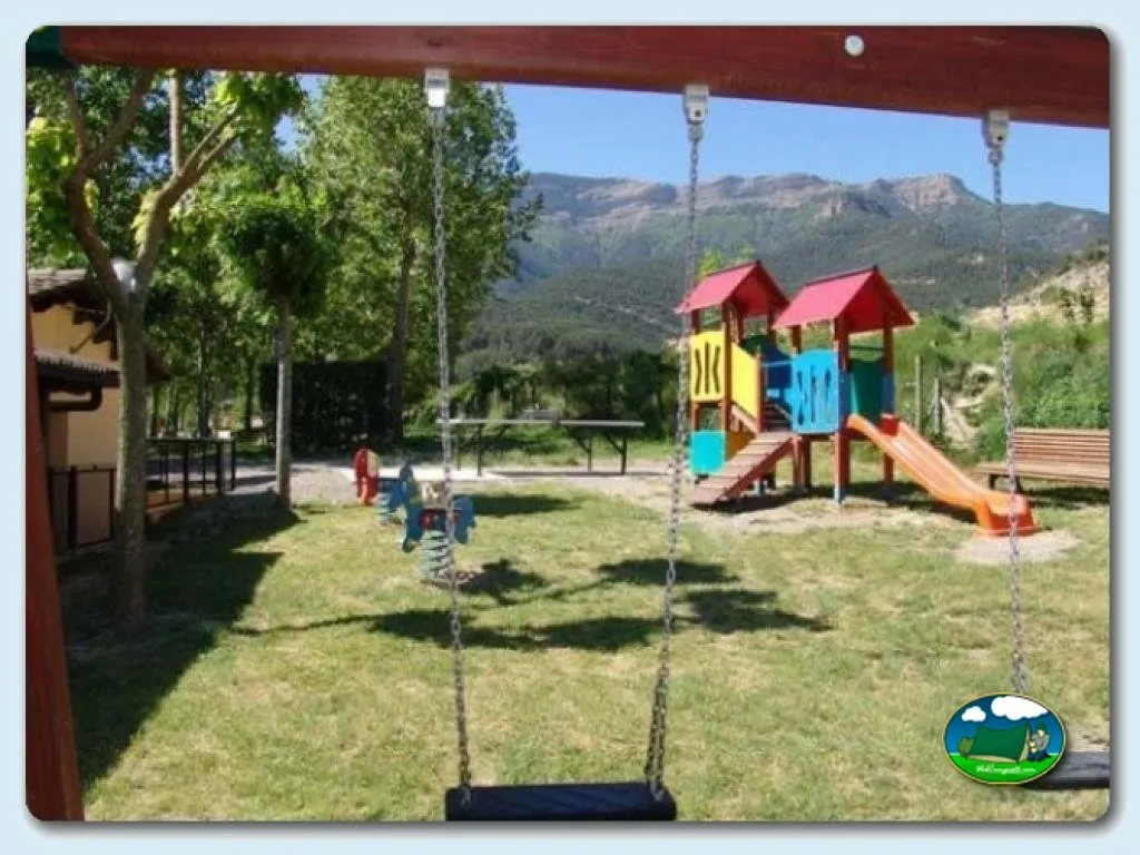 Parque infantil con vistas a la montaña del Camping El Jabalí Blanco, Fiscal (Huesca)