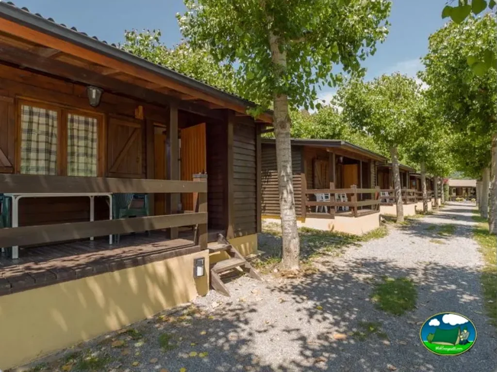 Mobil-home con terraza bajo los árboles del Camping El Jabalí Blanco, Fiscal (Huesca)