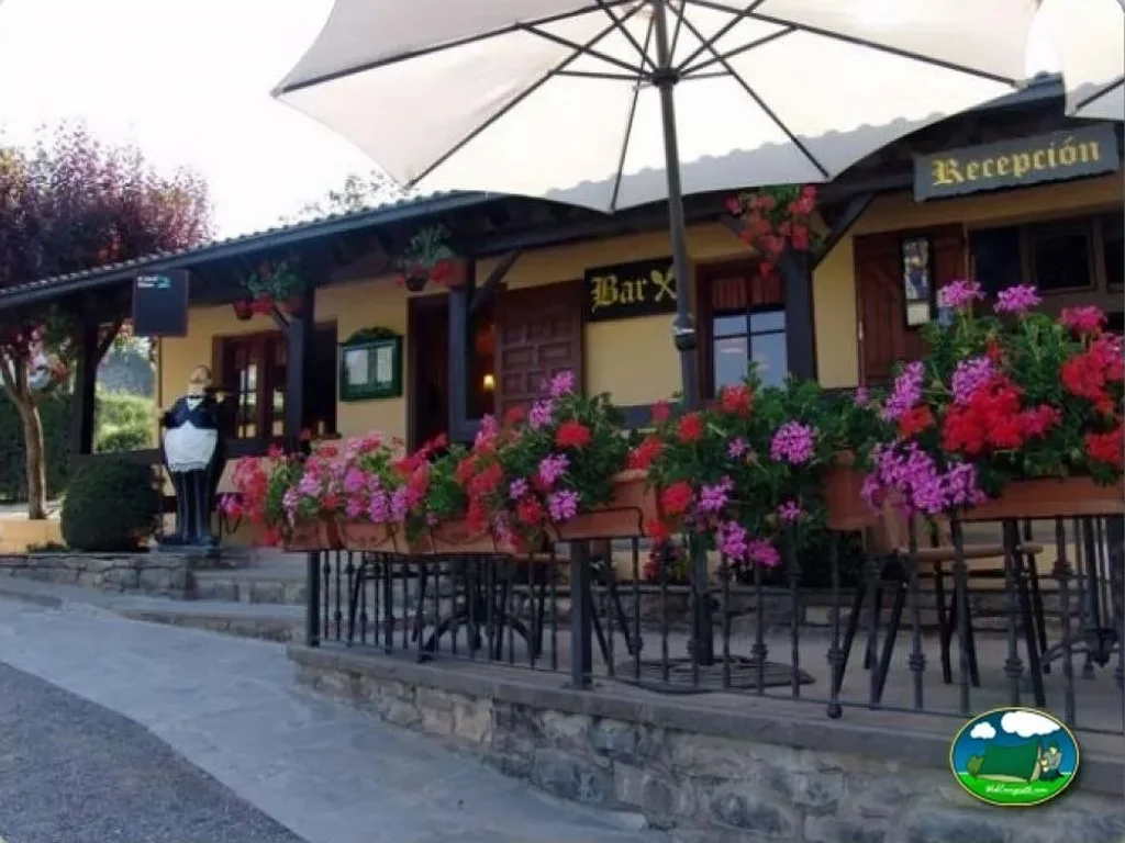 Bar con terraza y flores del Camping El Jabalí Blanco, Fiscal (Huesca)
