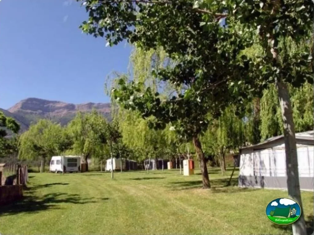 Parcela con vistas a la montaña del Camping El Jabalí Blanco, Fiscal (Huesca)