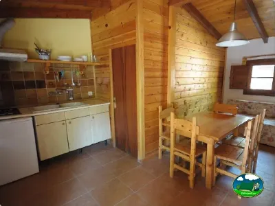 Cabaña interior cocina-comedor madera del Camping El Puente, Rodellar (Huesca)