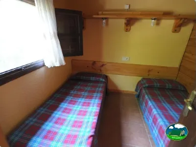 Mobil-home interior con dos camas individuales del Camping El Puente, Rodellar (Huesca)