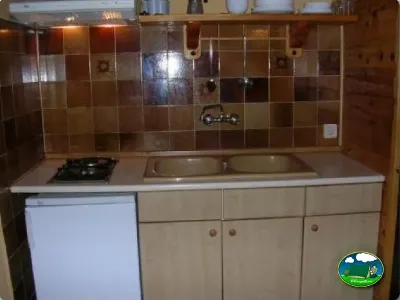 Cocina de mobil-home con estufa y fregadero del Camping El Puente, Rodellar (Huesca)