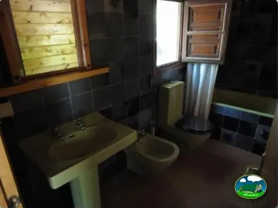 Aseos con lavabos y WC del Camping El Puente, Rodellar (Huesca)