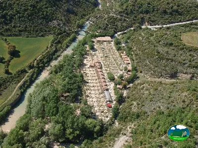 Parcela junto al río con vistas a la sierra del Camping El Puente, Rodellar (Huesca)