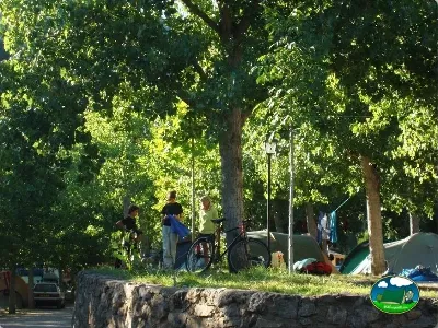 Parque infantil con árboles y zona de juegos del Camping El Puente, Rodellar (Huesca)