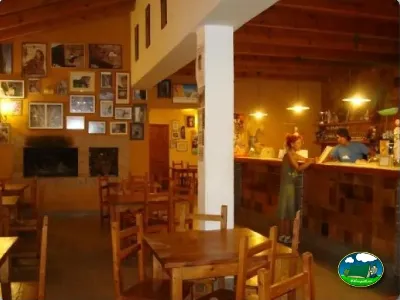 Restaurante bar interior con chimenea del Camping El Puente, Rodellar (Huesca)