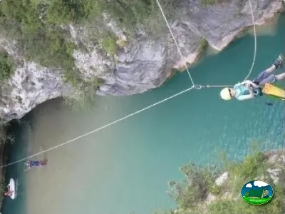 Lago con vistas a montaña y actividades acuáticas del Camping El Puente, Rodellar (Huesca)
