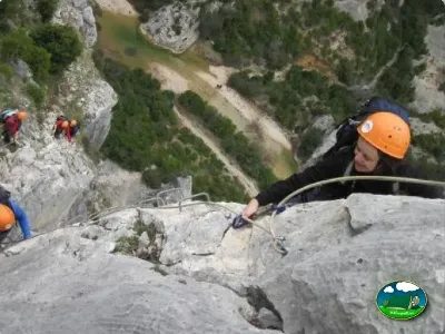 Escalada en roca con vistas a montaña y río del Camping El Puente, Rodellar (Huesca)