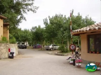 Parcela con cabaña y zona de aparcamiento arbolada del Camping El Puente, Rodellar (Huesca)