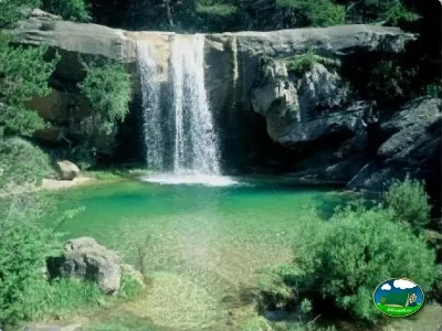 Río con piscina natural y cascada del Camping El Puente, Rodellar (Huesca)