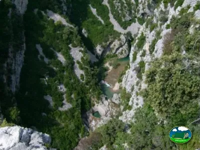 Río en garganta de montaña del Camping El Puente, Rodellar (Huesca)
