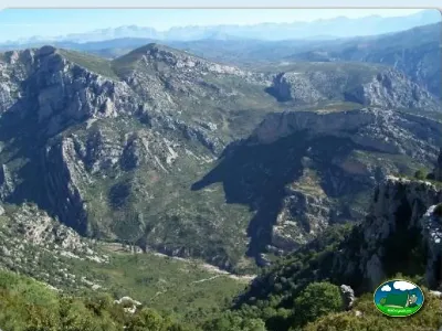 Montaña con vistas a desfiladero y valle del Camping El Puente, Rodellar (Huesca)