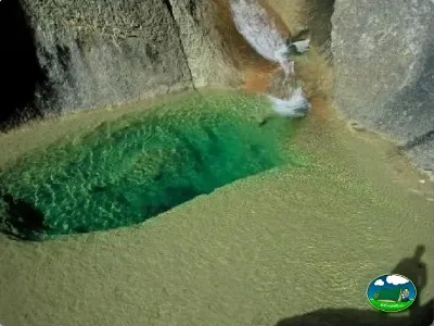 Río con agua clara y vegetación del Camping El Puente, Rodellar (Huesca)