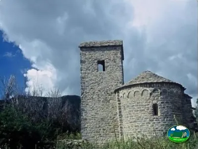Iglesia románica en entorno de montaña del Camping El Puente, Rodellar (Huesca)