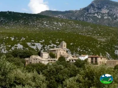 Montaña con pueblo medieval y vistas panorámicas del Camping El Puente, Rodellar (Huesca)