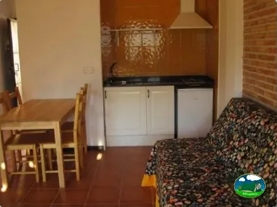 Mobil-home interior con cocina y zona de estar del Camping El Puente, Rodellar (Huesca)