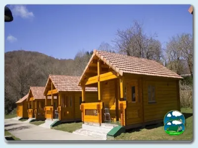 Cabaña de madera con vistas a la montaña del Camping Urrobi, Navarra (Navarra)