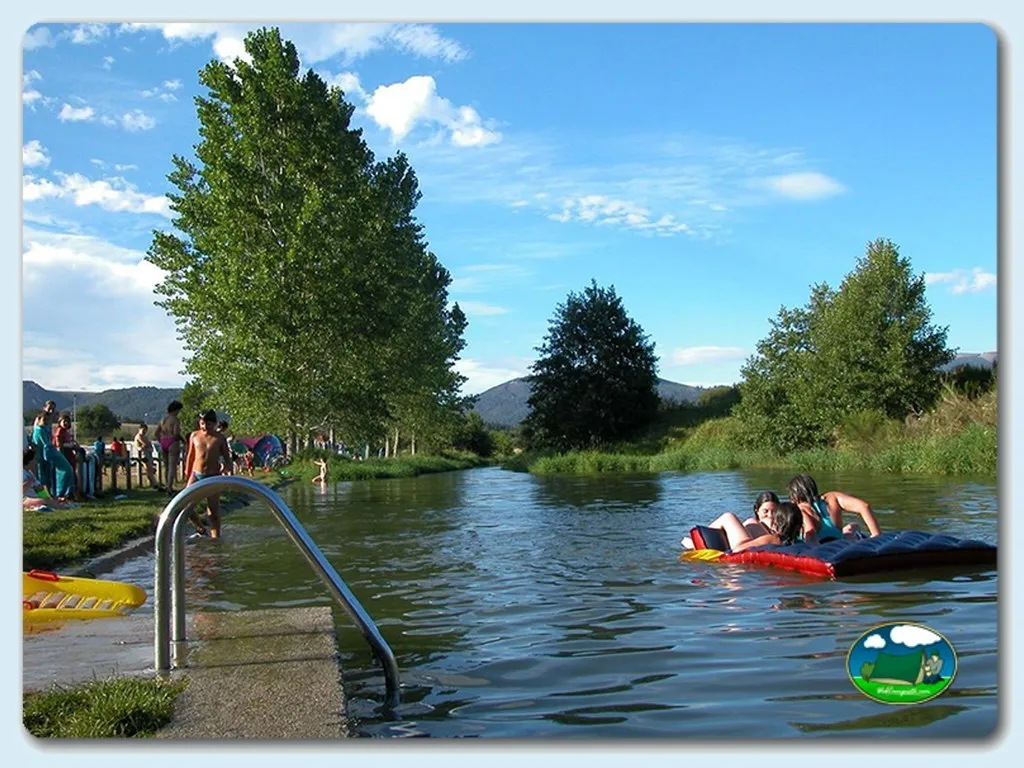Río con actividades acuáticas y vistas a la montaña del Camping Urrobi, Navarra (Navarra)