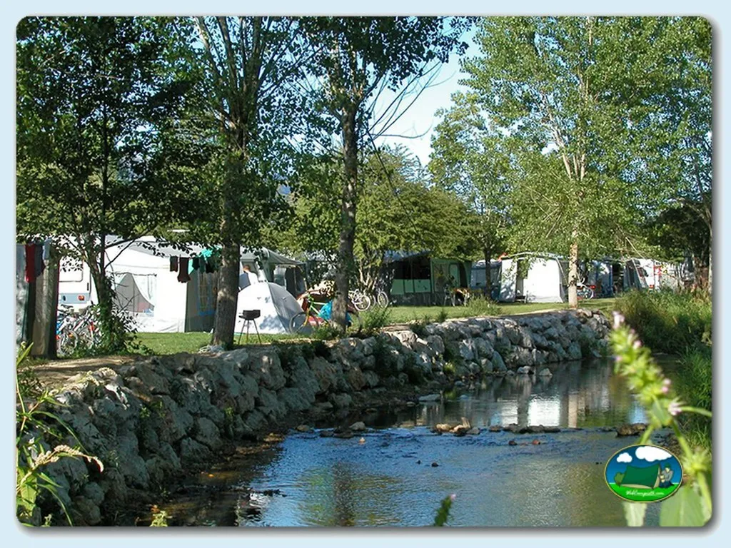 Parcela junto al río con tiendas de acampada del Camping Urrobi, Navarra (Navarra)