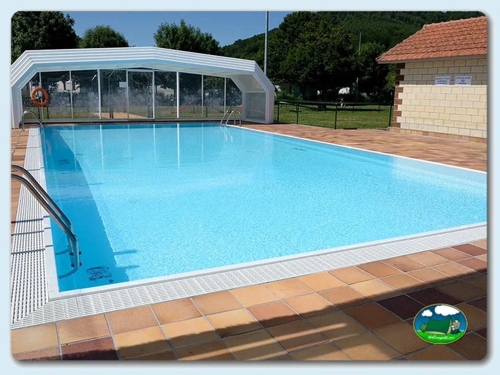 Piscina climatizada cubierta con vistas a la montaña del Camping Urrobi, Navarra (Navarra)