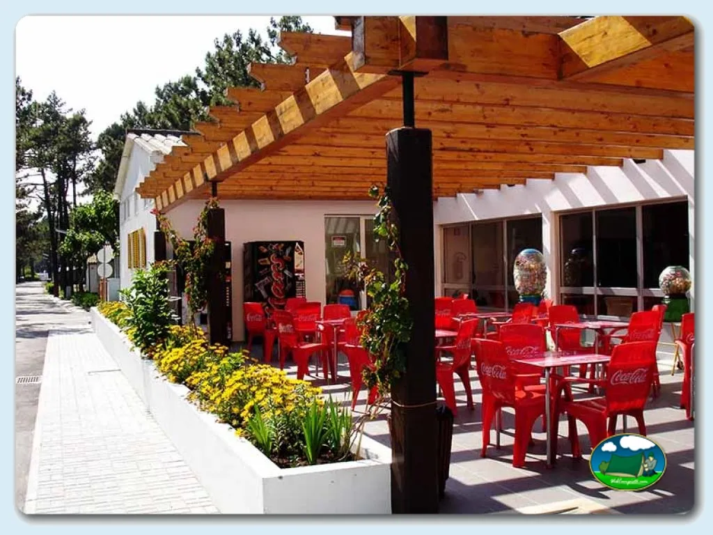 Restaurante bar con terraza y mesas rojas del Camping Orbitur Gala, Figueira da Foz (Coimbra)