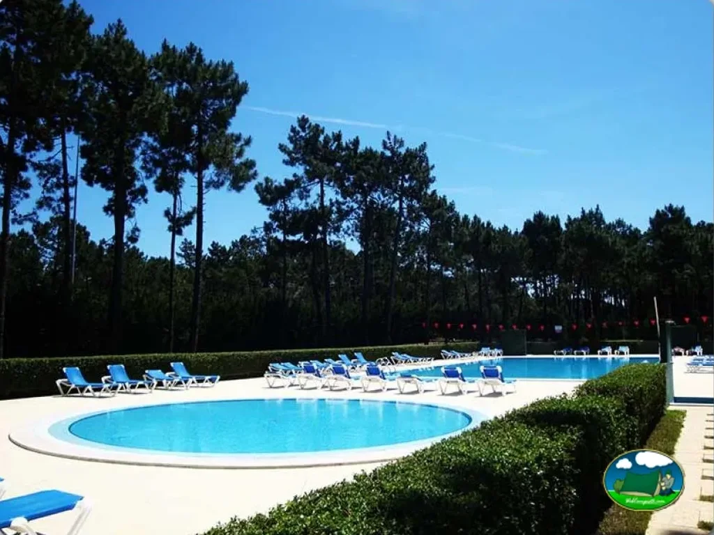 Piscina con vistas a la montaña y hamacas del Camping Orbitur Gala, Figueira da Foz (Coimbra)