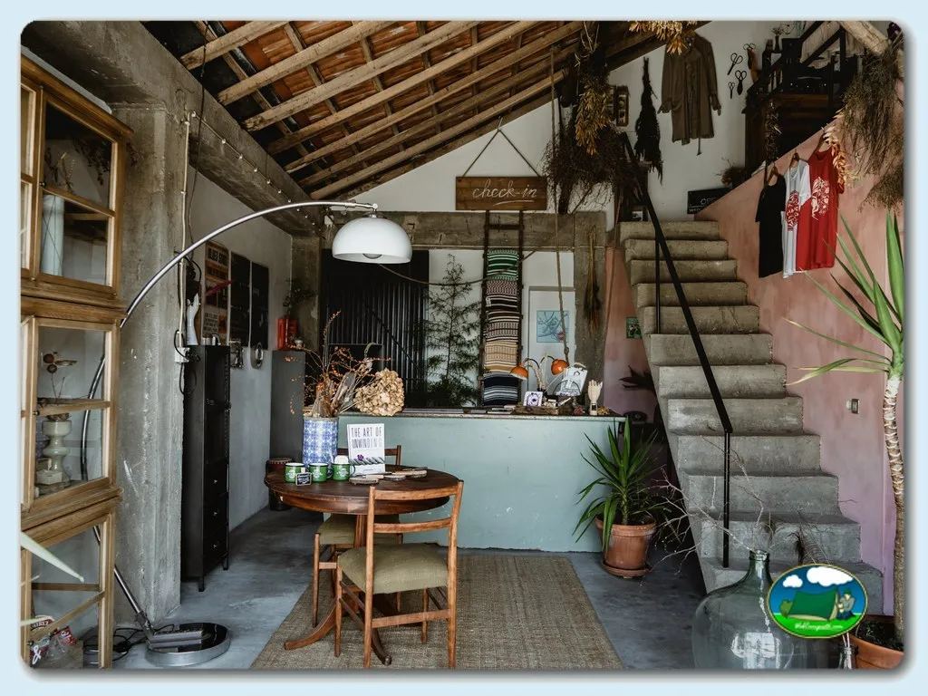 Recepción con mostrador y decoración rústica del Camping O Tamanco, Louriçal (Leiria)