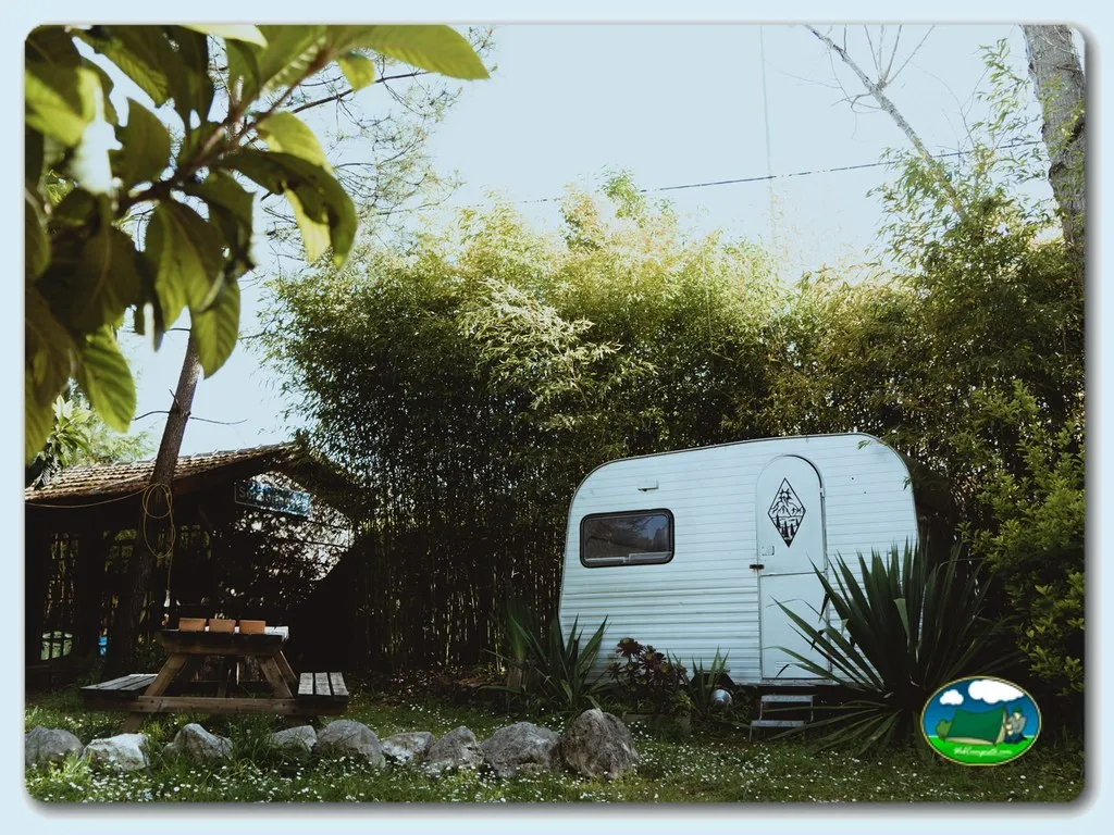 Caravana vintage en parcela arbolada del Camping O Tamanco, Louriçal (Leiria)
