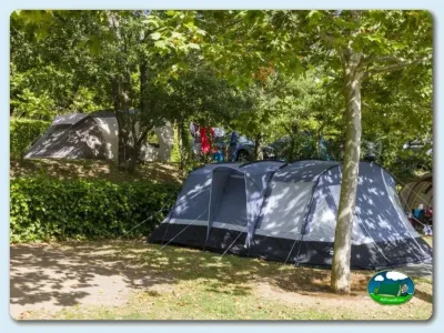 Parcela arbolada con tienda de acampada del Camping Gavín, Gavín (Huesca)