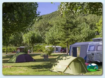 Parcela con tienda de acampada y mobil-home, vistas a la montaña del Camping Gavín, Gavín (Huesca)