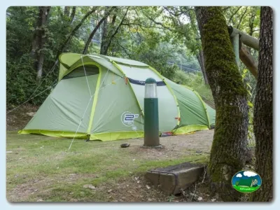 Tienda de acampada en parcela arbolada del Camping Gavín, Gavín (Huesca)