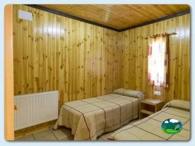 Cabaña de madera con dos camas y calefacción del Camping Gavín, Gavín (Huesca)