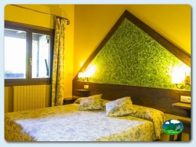 Bungalow interior con cama doble y decoración amarilla del Camping Gavín, Gavín (Huesca)