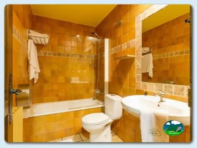 Aseos con bañera y ducha del Camping Gavín, Gavín (Huesca)