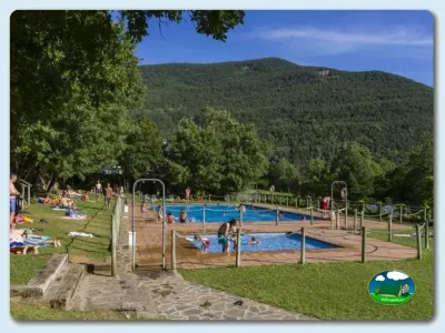Piscina infantil con vistas a la montaña del Camping Gavín, Gavín (Huesca)